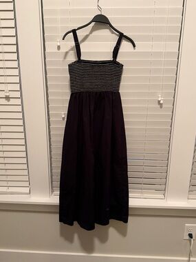 Black midi dress with white stripes.
Adjustable shoulder straps
